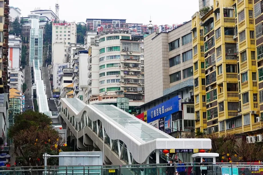China inaugura a maior escada rolante exterior do mundo, uma 'Escada do Céu' de 905 metros que rasga as montanhas de Chongqing
