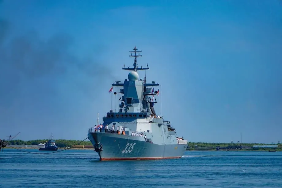 Submarino russo chega a Jacarta para exercícios conjuntos, sinalizando aprofundamento dos laços navais no Indo-Pacífico