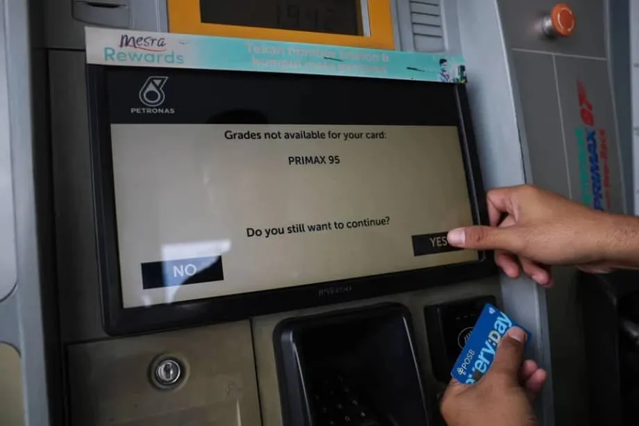 Proibição de cartões estrangeiros nas bombas na Malásia visa subsídios do RON95 mas permite acesso ao RON97