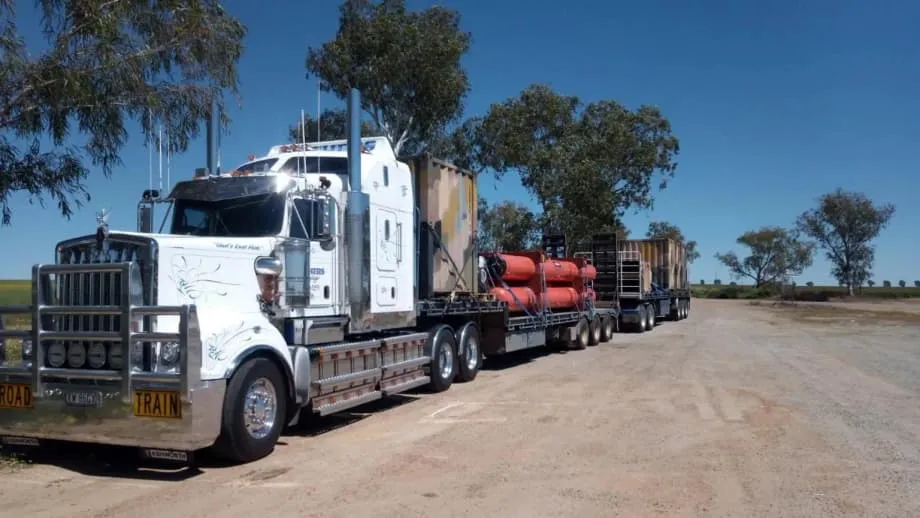 Indústria de transportes de mercadorias australiana à beira do colapso com custos do gasóleo a duplicarem e cadeias de abastecimento a fragmentarem-se