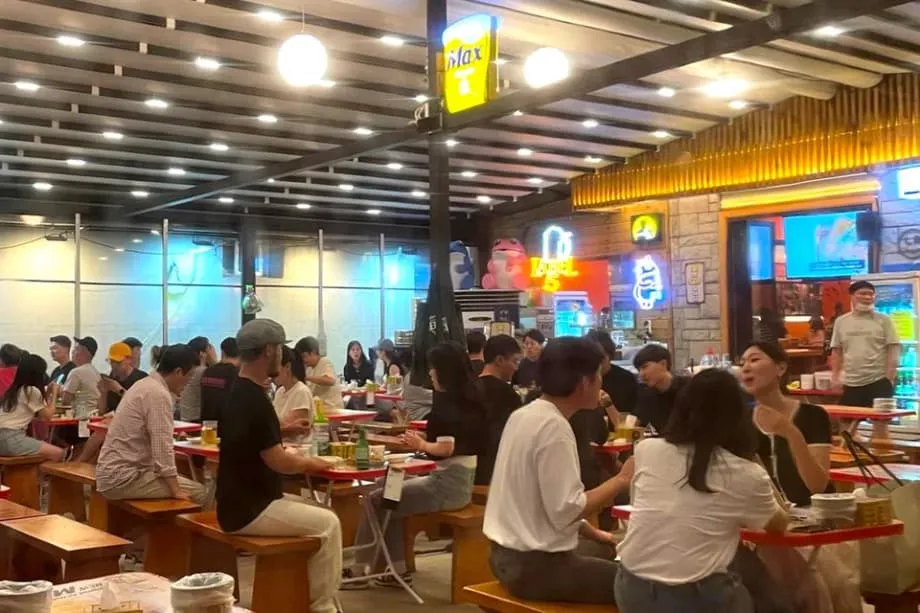A viragem sóbria da Coreia do Sul: como uma nação conhecida pelo consumo excessivo de álcool está a deixar de beber