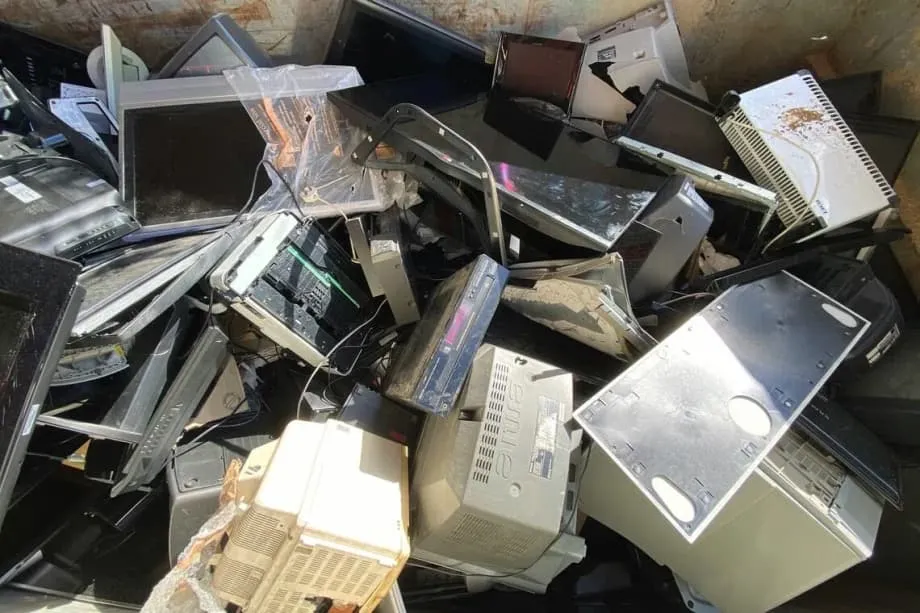 Malásia reforça leis ambientais para bloquear importações ilegais de resíduos eletrónicos