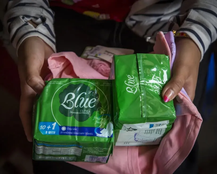 Exército de Myanmar proíbe produtos menstruais, alegando uso médico pelos rebeldes, enquanto a crise humanitária se agrava