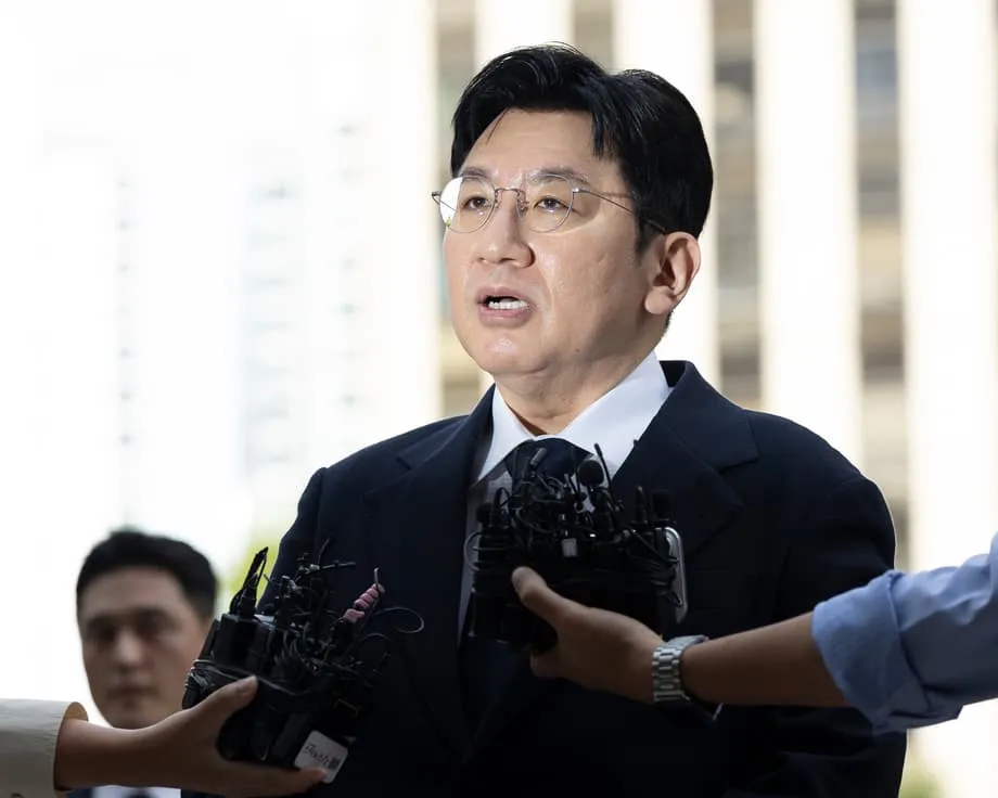 Magnata do K-pop Bang Si-hyuk enfrenta detenção devido a alegações de fraude de 136 milhões de dólares na IPO