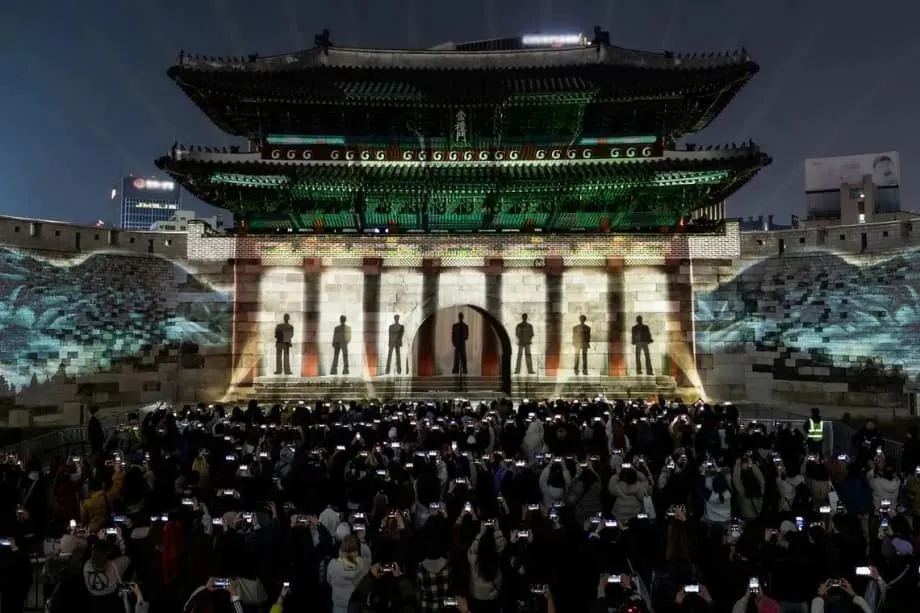 Projeto dos BTS em toda a cidade impulsiona recorde de turismo e ganhos económicos na Coreia do Sul