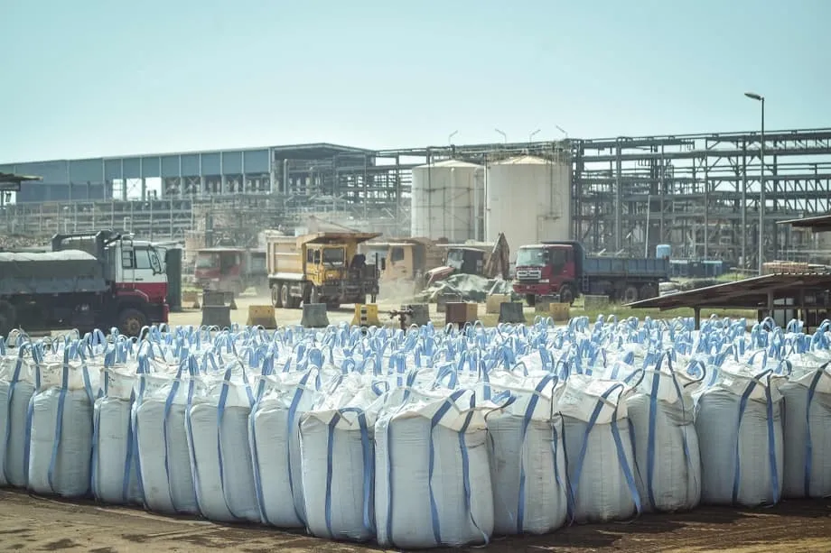 Dentro da fábrica malaia que fornece minerais críticos no valor de RM395,000 por saco para desafiar a China
