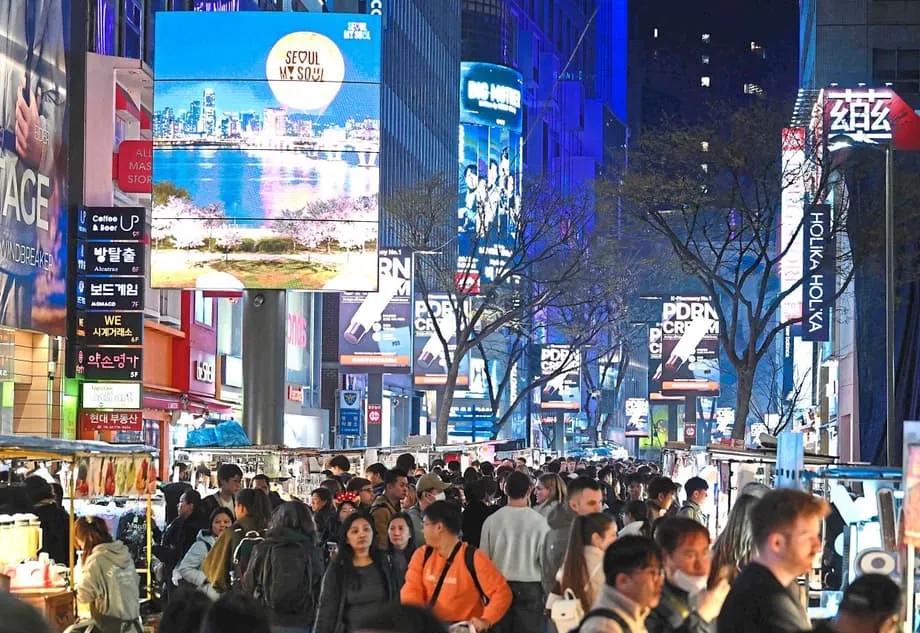 Seul atenua o seu brilho digital: as primeiras diretrizes nacionais de luminosidade visam o encandeamento dos painéis publicitários