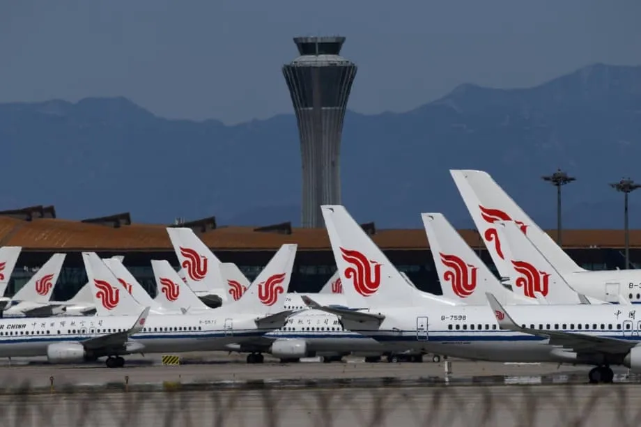 Cancelamentos de voos entre a China e o Japão disparam para 2 700 em março, enquanto tensões sobre Taiwan cortam ligações de viagem