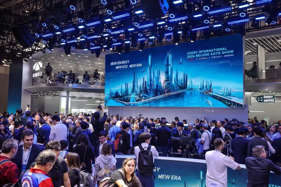 Alibaba implementa a IA Qwen em grandes construtores automóveis e transforma os carros chineses em centros inteligentes comandados por voz