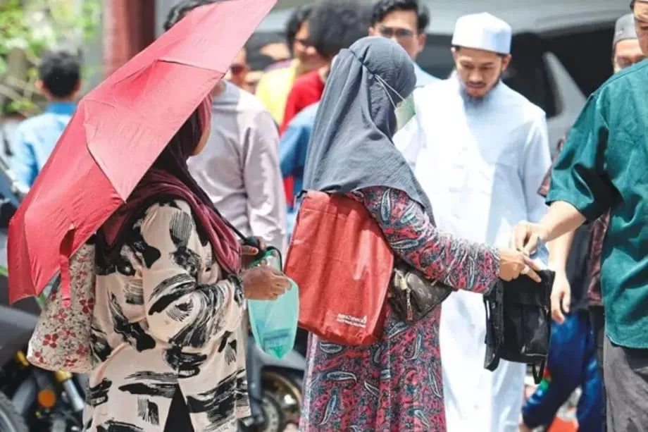 Redes de mendicidade agressivas em Kuala Lumpur visam clientes de restaurantes, fiéis de mesquitas e automobilistas