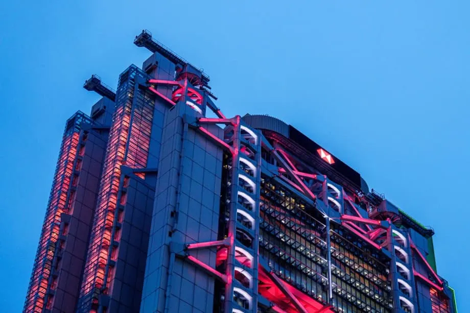 HSBC pondera acabar com rendoso subsídio de propinas escolares para banqueiros de Hong Kong no âmbito da redução de custos