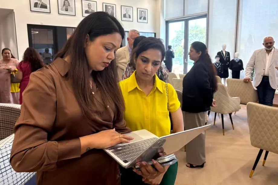 Pais abastados da Índia abandonam a aprendizagem mecânica em favor de escolas internacionais, impulsionando uma revolução educativa