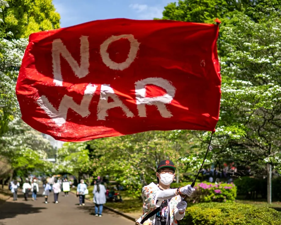A juventude japonesa ergue-se contra a revisão constitucional enquanto a era pacifista enfrenta o seu maior teste