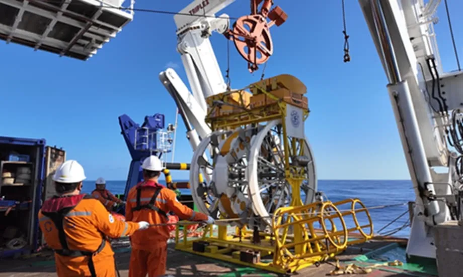 Equipamento do Telescópio de Neutrinos TRIDENT da China supera teste crítico em mar profundo