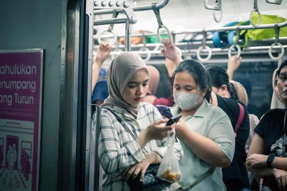 A armadilha do pinjol: como os jovens trabalhadores da Indonésia estão a cair em ciclos de dívida digital