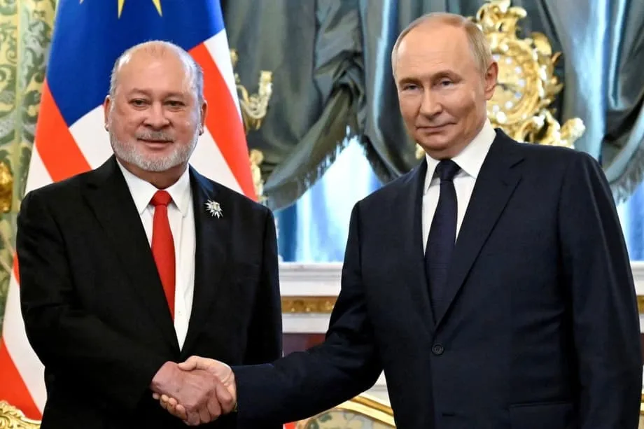 Rei da Malásia aterra em Moscovo para assegurar laços petrolíferos na cimeira do Dia da Vitória