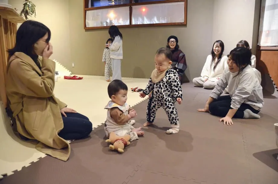 Cafés noturnos de choro no Japão oferecem refúgio a mães exaustas face a nascimentos em mínimos históricos