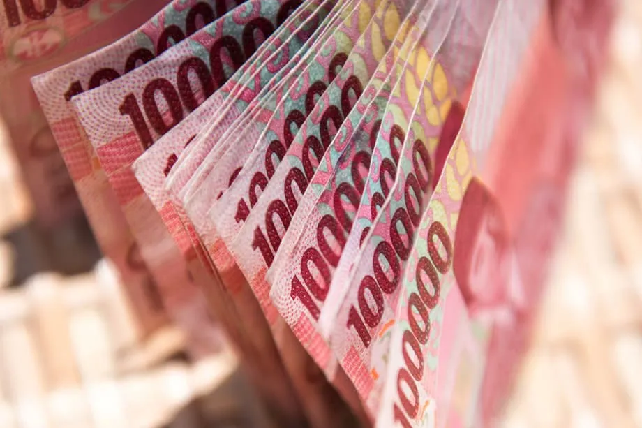 Rupia indonésia cai para profundidades nunca vistas enquanto tempestade perfeita de petróleo, política e fuga de capitais aperta a economia