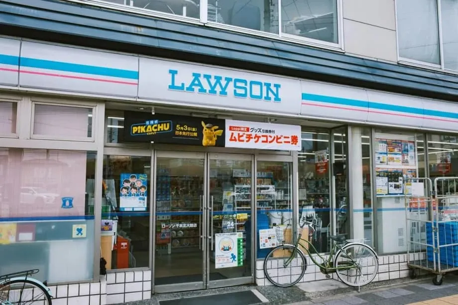 Lawson testa guias em vídeo para ajudar visitantes estrangeiros a orientar-se na cultura das lojas de Tóquio