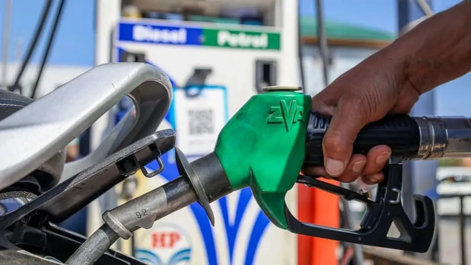 Implementação da gasolina E20 na Índia opõe segurança energética aos custos dos automobilistas