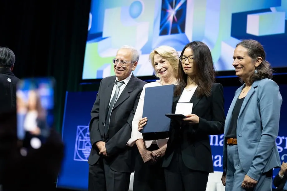Matemáticos chineses Wang Hong e Deng Yu vencem a Medalha Fields de 2026