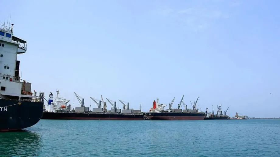 Navio indiano naufraga no Mar Vermelho após ataque ao largo do Iémen; toda a tripulação resgatada