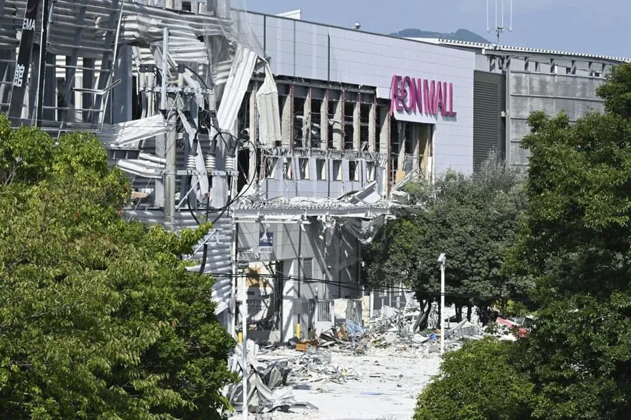 Vítimas do sismo no Japão foram instruídas a voltar ao centro comercial para pôr dinheiro em segurança antes de explosão mortal