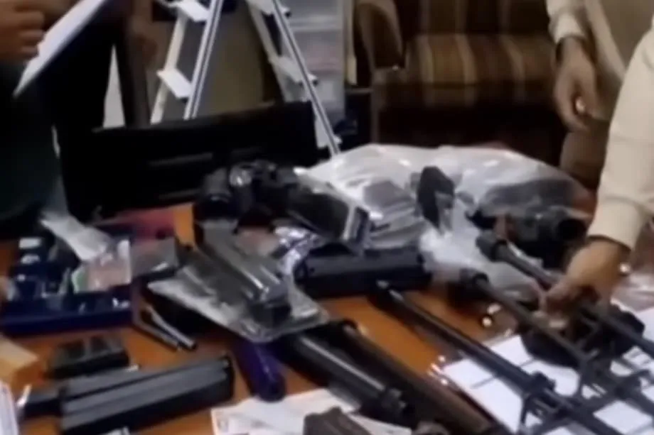 Quase 1.000 armas encontradas numa sala de escola na Indonésia
