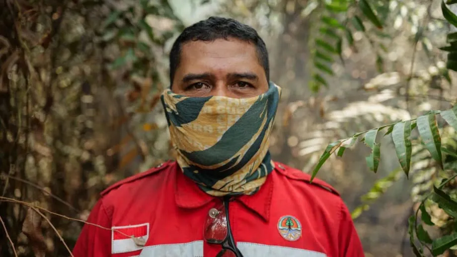 Voluntários combatem incêndios florestais nas turfeiras da Indonésia enquanto carbono antigo se transforma em caligem tóxica