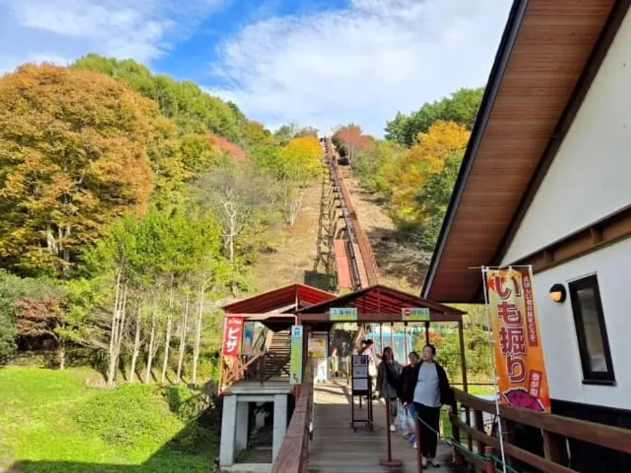 Elevador de montanha oculto no Michi no Eki Minami Kiyosato leva visitantes a um parque de flores