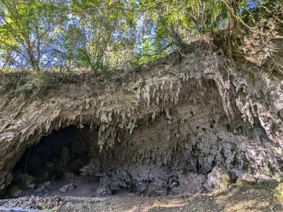 Quatro décadas numa gruta javanesa: a vida tranquila de Sudarmaji