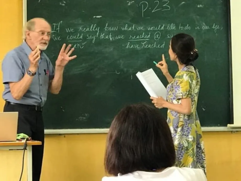 O paradoxo do inglês no Vietname: porque é que anos de estudo produzem resultados modestos e como corrigir isso