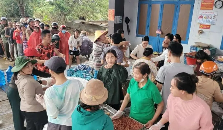 Cozinhas de voluntários alimentam milhares nas cheias no centro do Vietname