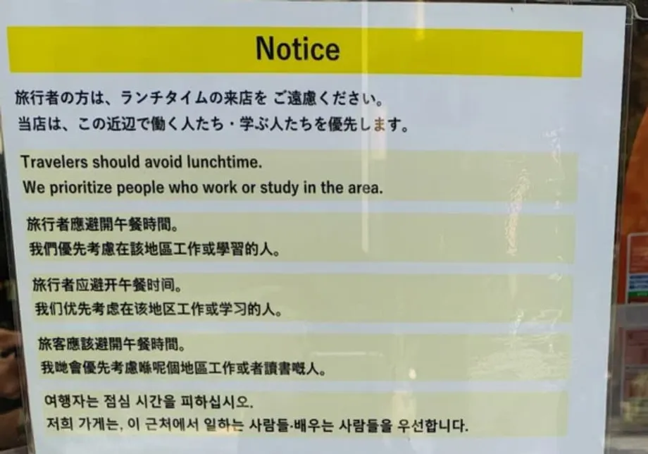 Cadeia de soba de Tóquio retira cartaz sobre almoço para turistas enquanto se intensifica o debate sobre o excesso de turismo
