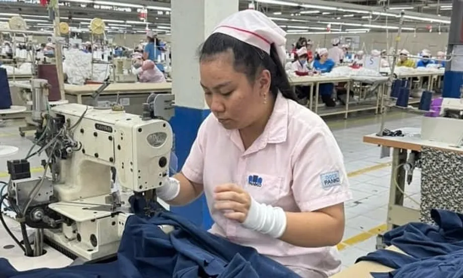 Perda de emprego e incerteza: trabalhadores do vestuário vietnamitas enfrentam encerramento antes do feriado do Tet
