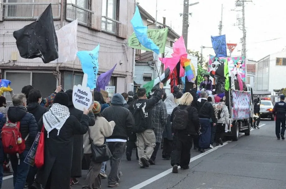 Marcha de 1 200 contra o ódio em cidade japonesa enquanto residentes estrangeiros enfrentam hostilidade crescente