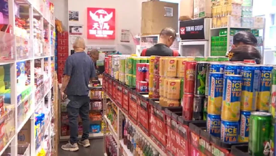O novo Sistema de Devolução de Recipientes de Bebidas de Singapura suscita receios de subida de preços apesar do apoio do Governo