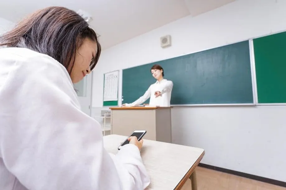 Proibição nacional de telemóveis nas salas de aula na Coreia do Sul enfrenta turbulência na implementação enquanto escolas divergem quanto às regras