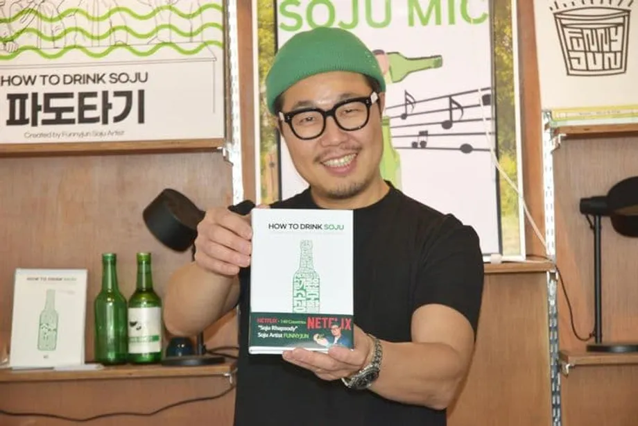 Funnyjun, artista do soju, leva a etiqueta de bebida coreana a leitores de todo o mundo