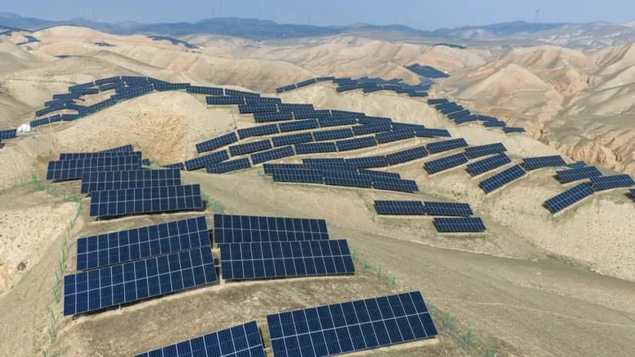 Os gigantes solares da China estão a tornar os desertos verdes ao mesmo tempo que alimentam a rede elétrica