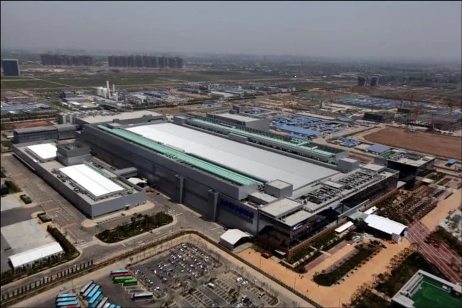 Gigantes coreanos dos chips reforçam investimento na China enquanto se agrava a crise das memórias para IA