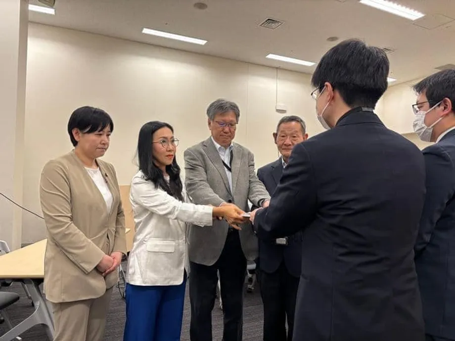 Grupos de direitos manifestam-se em Tóquio contra a exclusão das escolas coreanas da lei de proteção da infância pelo Japão