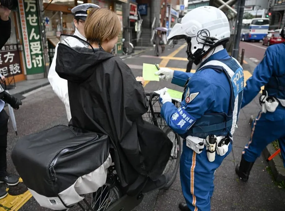 Japão dividido sobre novas multas azuis para bicicletas enquanto a fiscalização dispara e as burlas se espalham
