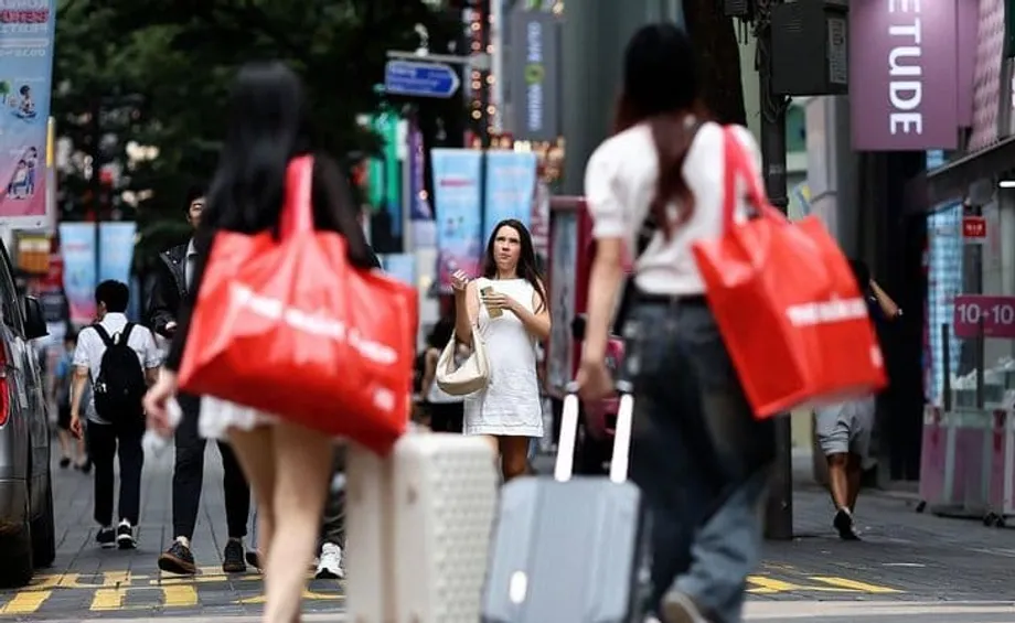 O won fraco e a febre K-Beauty transformam Seul num paraíso de compras para turistas chineses
