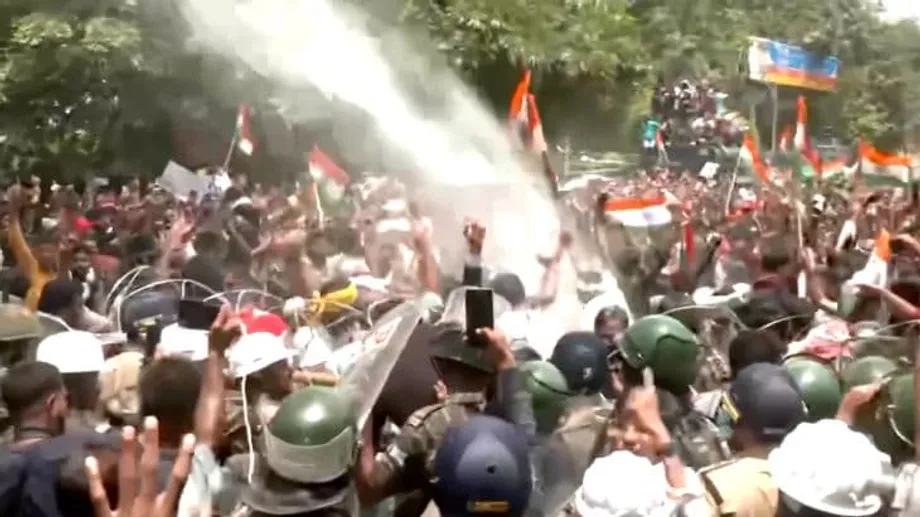 Polícia de Jharkhand usa gás lacrimogéneo e cassetetes contra jovens que exigem reformas nos exames