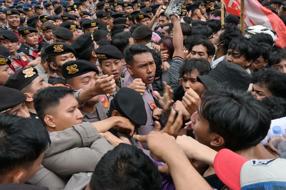 Indonesia Wildfire Protests Put Prabowo Under Pressure Over Haze, Prices and Spending