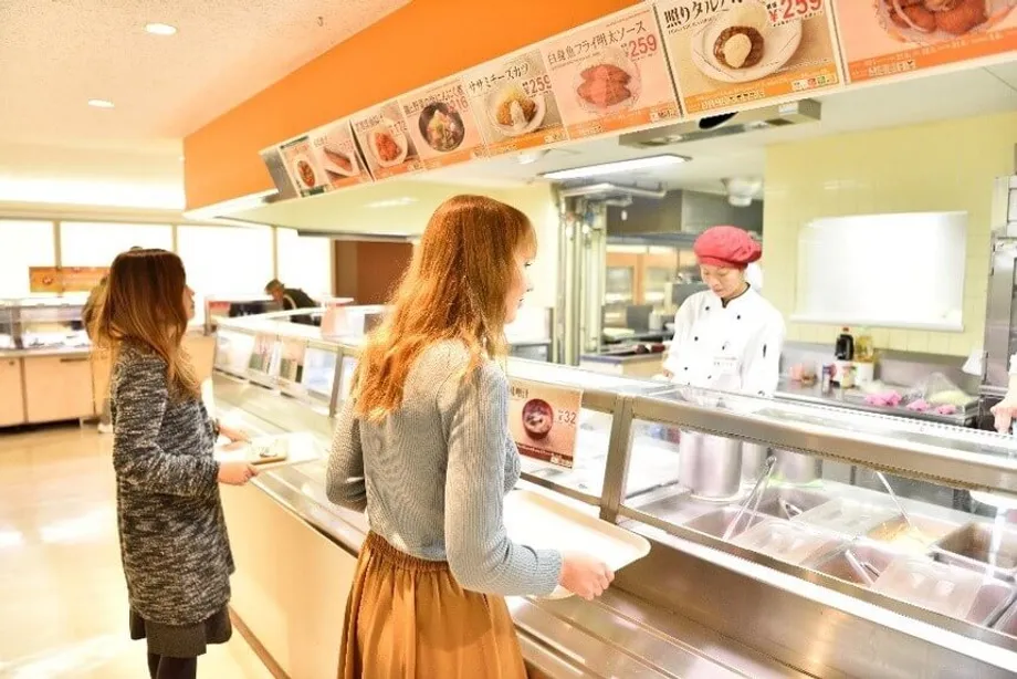 Subida dos custos alimentares obriga cantinas universitárias em Kyoto a aumentar preços
