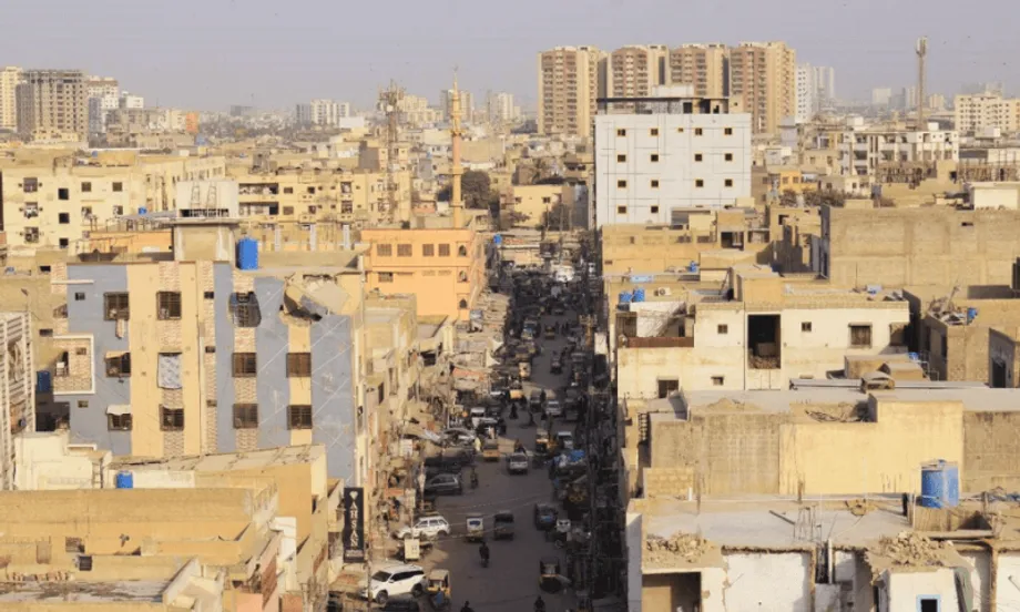 A Compressão Urbana de Karachi: Como a Densificação Habitacional Desregulada Está a Remodelar a Cidade