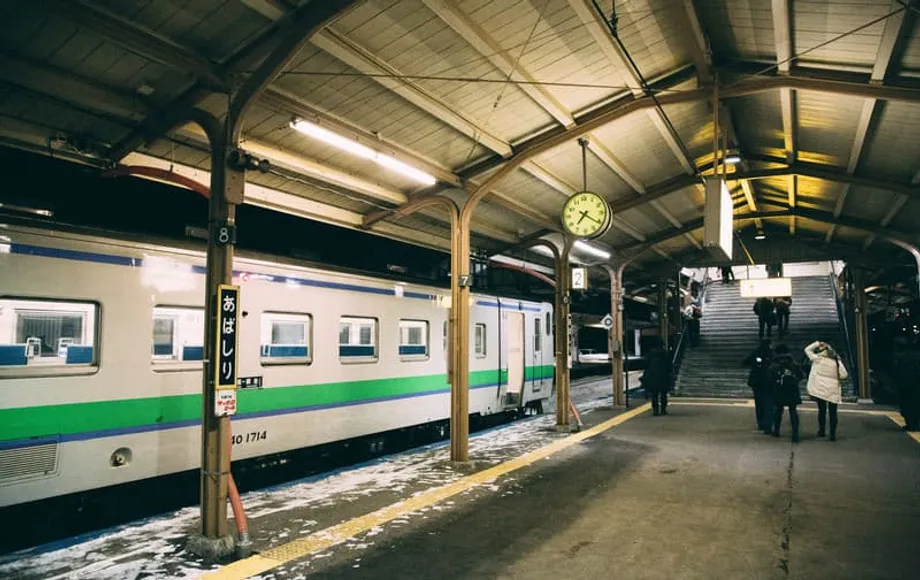 JR Hokkaido disciplina maquinista apanhado a ler durante paragem programada na Estação de Otaru